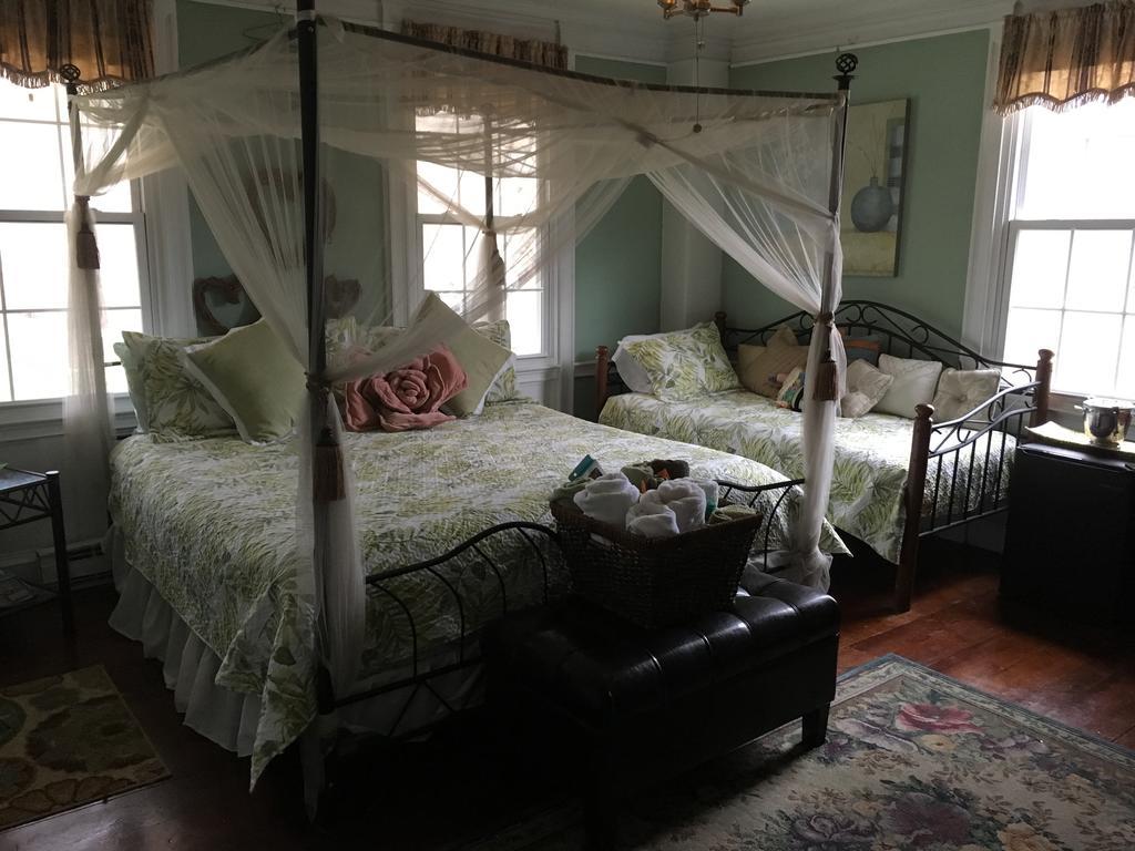 Brookside Inn At ローレンス エクステリア 写真
